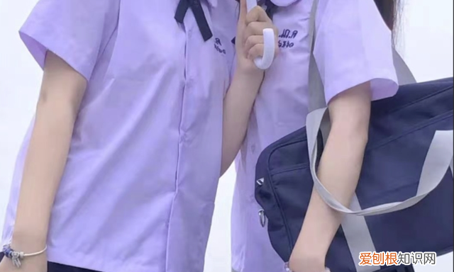 江西哪所学校强制购买2300元校服