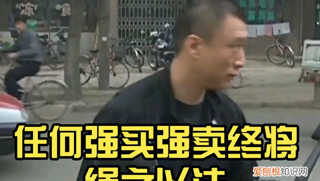 江西哪所学校强制购买2300元校服