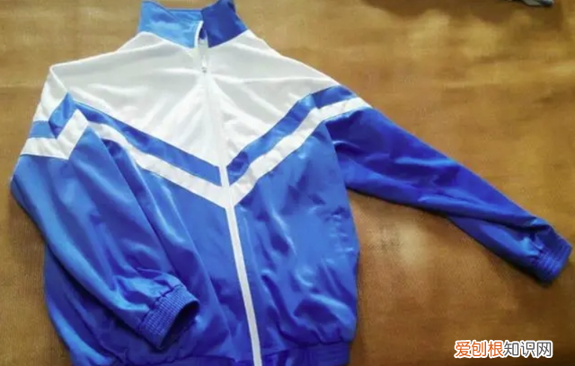 江西哪所学校强制购买2300元校服