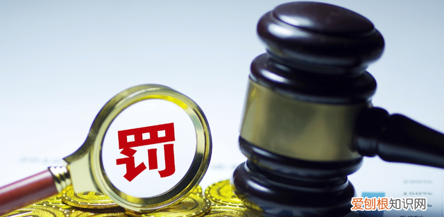 江西哪所学校强制购买2300元校服