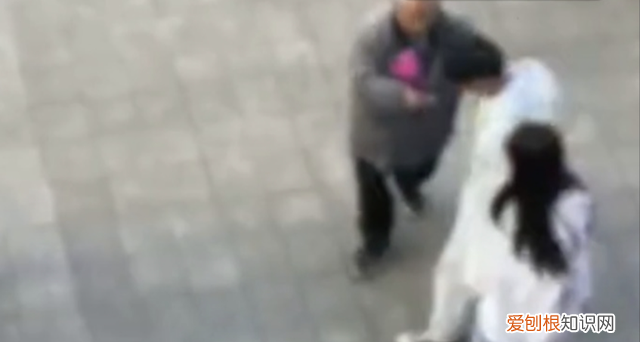 江西哪所学校强制购买2300元校服