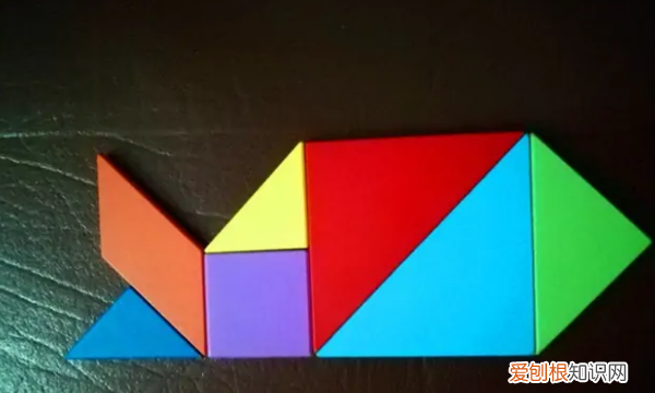 七巧板小鱼怎么拼图片，怎么用七巧板拼出一个渔夫