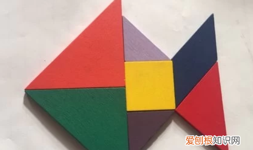 七巧板小鱼怎么拼图片，怎么用七巧板拼出一个渔夫