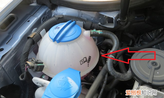 防冻液加在哪里，汽车防冻液加哪里图解