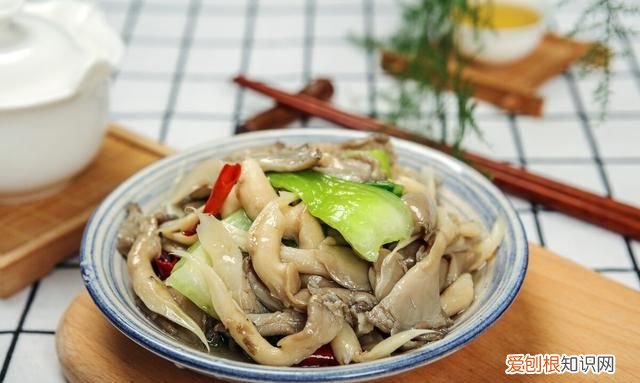 炒平菇直接下油锅还是先用热水泡