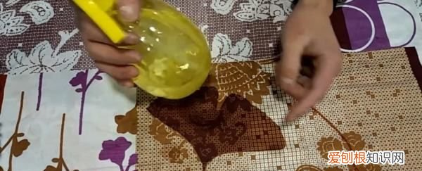 瓷砖上的霉斑该如何去除，瓷砖用久了发霉怎么处理好