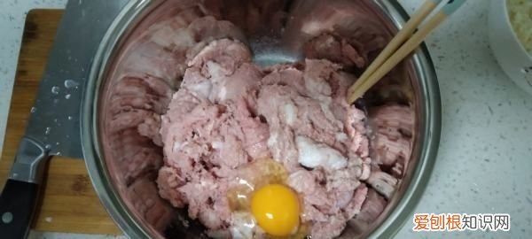 牛肉馅怎么调好吃还嫩,茴香牛肉馅怎么调好吃还嫩