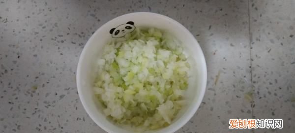 牛肉馅怎么调好吃还嫩,茴香牛肉馅怎么调好吃还嫩