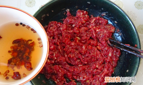 牛肉馅怎么调好吃还嫩,茴香牛肉馅怎么调好吃还嫩