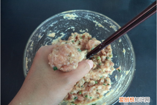 丸子馅儿怎么做才好吃，炸猪肉丸子怎么调馅好吃窍门