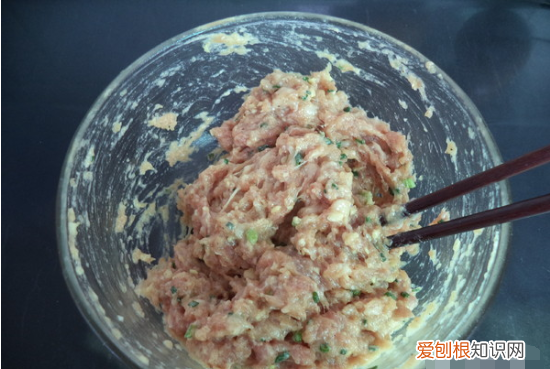 丸子馅儿怎么做才好吃，炸猪肉丸子怎么调馅好吃窍门