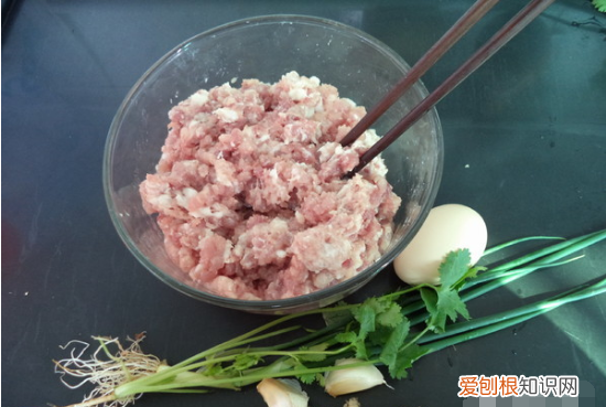 丸子馅儿怎么做才好吃，炸猪肉丸子怎么调馅好吃窍门