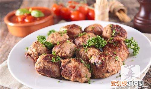 丸子馅儿怎么做才好吃，炸猪肉丸子怎么调馅好吃窍门