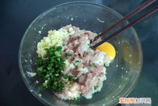 丸子馅儿怎么做才好吃，炸猪肉丸子怎么调馅好吃窍门