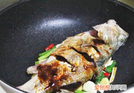 如何做家常红烧鲈鱼，红烧鲈鱼的做法怎么做最好吃视频