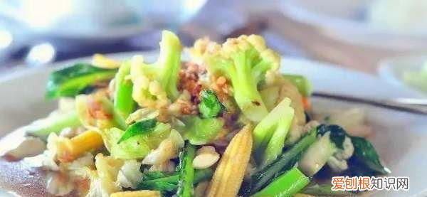 淋热油要把油烧到什么程度,炒菜的时候盐什么时候放最好