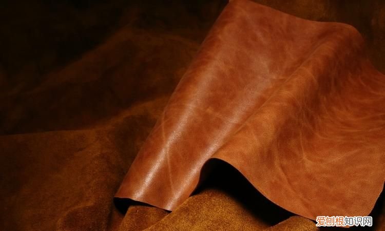 牛皮革是什么材质做成的，牛皮革是什么材质是牛皮吗