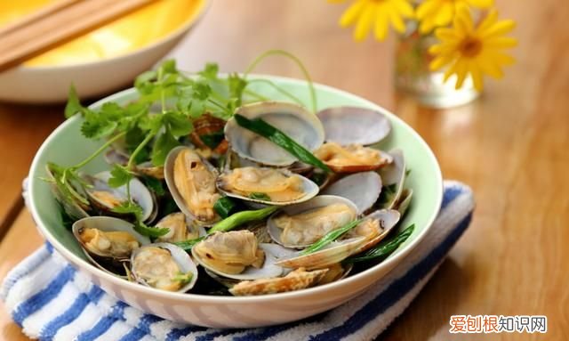 花蛤先焯水还是直接炒