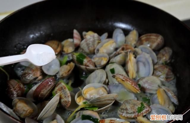 花蛤先焯水还是直接炒