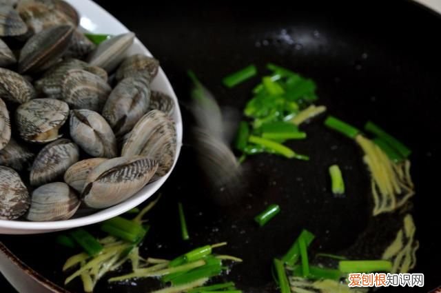 花蛤先焯水还是直接炒