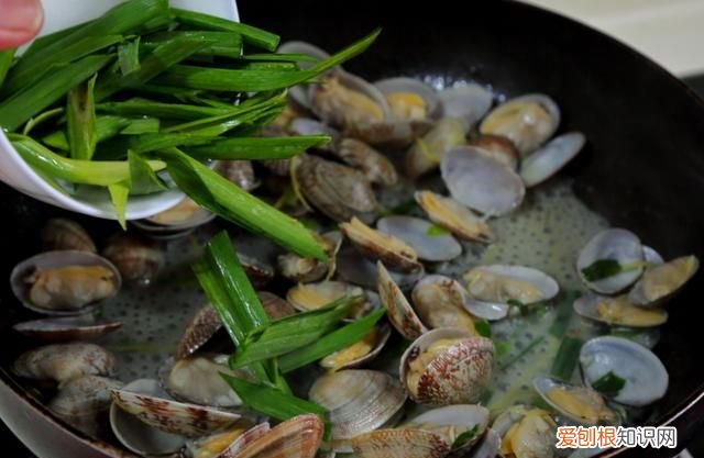 花蛤先焯水还是直接炒