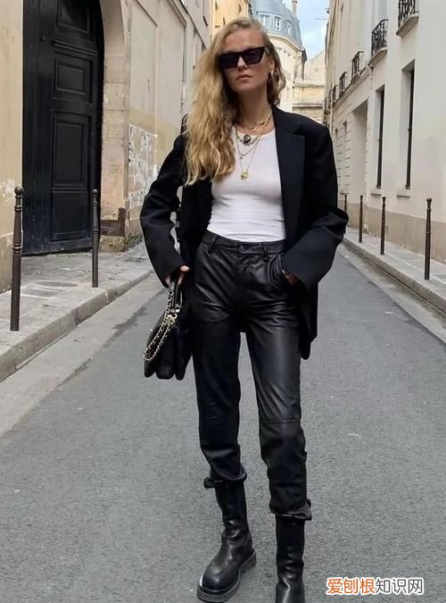 烟筒靴怎么搭配裤子，白色烟筒靴怎么搭配好看