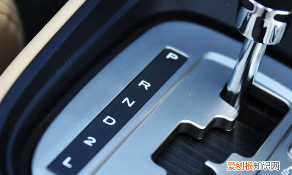 自动挡的车怎么开
