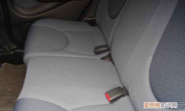 汽车安全带卡扣怎么拆开，楼兰后排中间安全带卡扣怎么解开