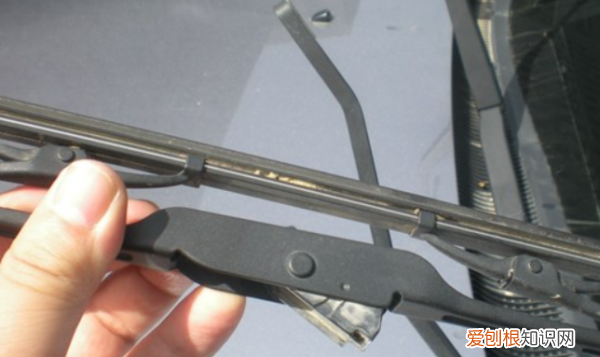 汽车后雨刷更换方法，后雨刮器怎么更换视频