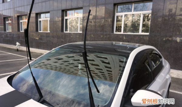 汽车后雨刷更换方法，后雨刮器怎么更换视频