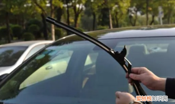 汽车后雨刷更换方法，后雨刮器怎么更换视频