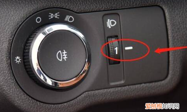 马自达3近光灯怎么调高低，汽车近光灯怎么调高低视频