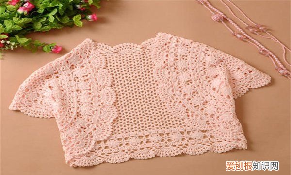 粉色开衫毛衣怎么搭配,浅粉色毛衣开衫怎么搭配