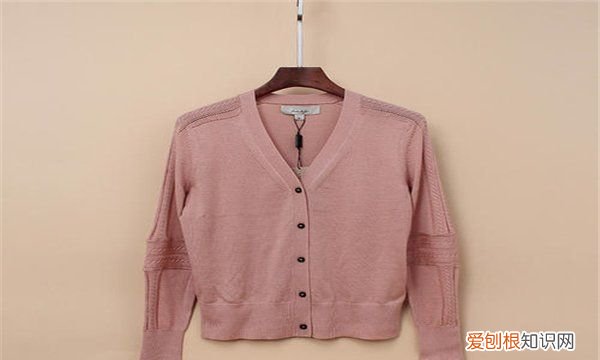 粉色开衫毛衣怎么搭配,浅粉色毛衣开衫怎么搭配