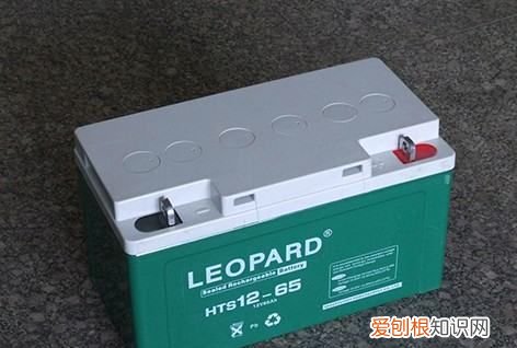 奥迪a4l的电瓶在哪搭线，奥迪a4怎么给别人对电瓶