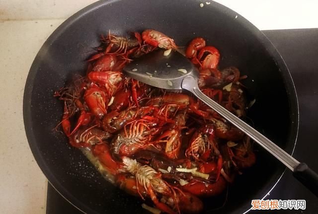 小龙虾冷水煮还是热水煮,小龙虾保存过油还是焯水