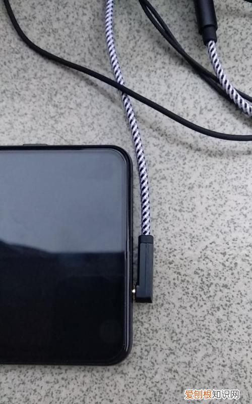 黑鲨手机能插耳机,黑鲨手机如何通过转接器连接耳机线充电