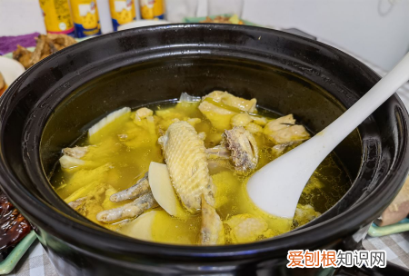 煲鸡汤用什么材料，炖鸡汤需要放什么调料