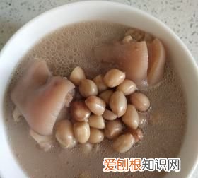 猪蹄炖花生下奶，猪蹄炖花生米下奶的做法