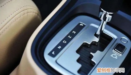 自动挡挡位牌上的字母各代表什么 自动车挡位字母代表什么