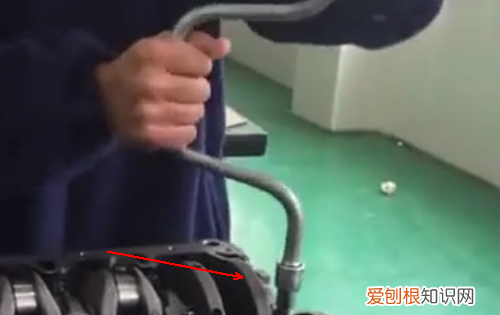 飞度曲轴螺丝怎么拆，发动机曲轴皮带轮拆卸