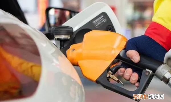 95号汽油油价和92区别，汽油92和95的区别哪个贵