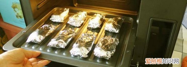 锡纸可以放烤箱,烤箱里可以放纸还有锡纸