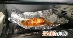 锡纸可以放烤箱，烤箱里可以放纸还有锡纸