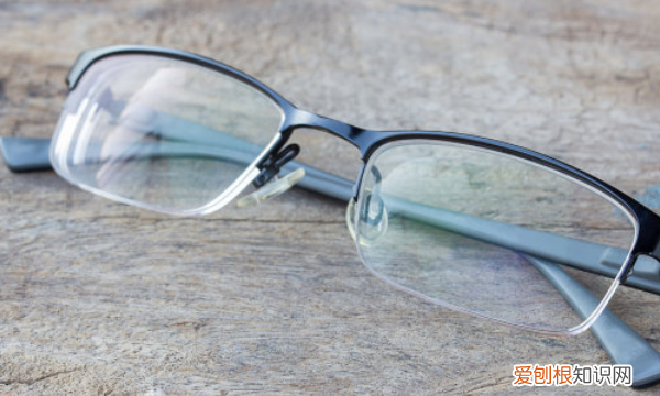 镜片花了应该怎样处理，眼镜戴久了镜片花了怎么办