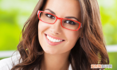 镜片花了应该怎样处理，眼镜戴久了镜片花了怎么办
