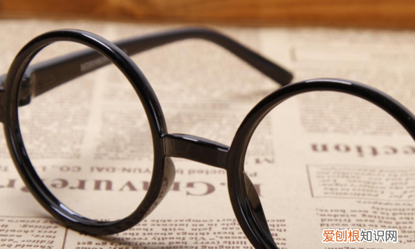 镜片花了应该怎样处理，眼镜戴久了镜片花了怎么办