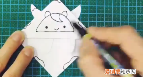 怎么做可爱小书虫读书卡，简单又可爱的书签怎么做用纸折