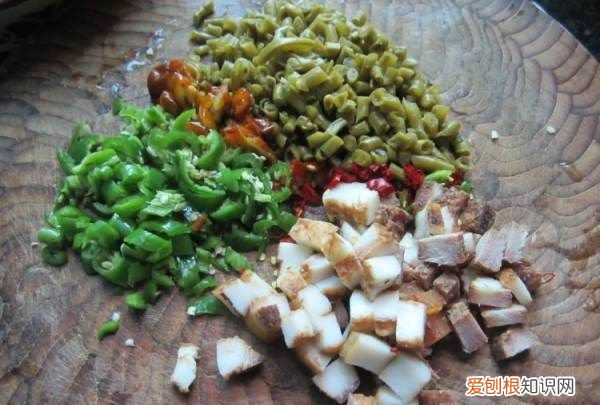 怎么做腊肉炒腌菜，酸萝卜炒腊肉的做法