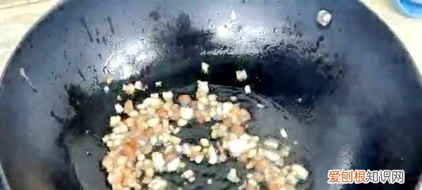 怎么做腊肉炒腌菜，酸萝卜炒腊肉的做法